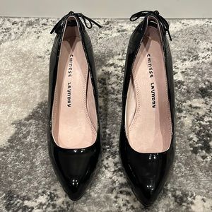 Women’s patent leather black pumps